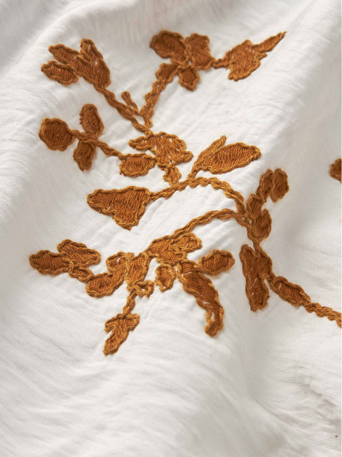 Blus Inanne creme med bronsfärgad brodyr från Masai 2