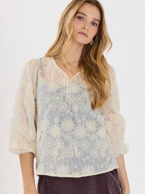 Blus Simone creme med brodyr från Claire