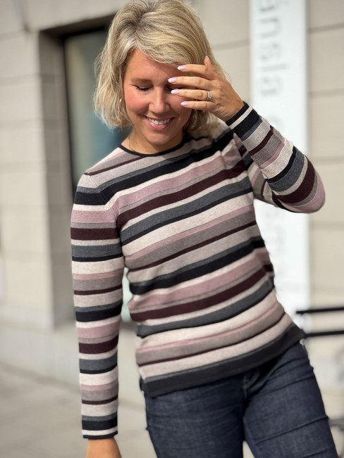 Finstickad tröja Mathilde randig grå/lila/rosa från Mansted