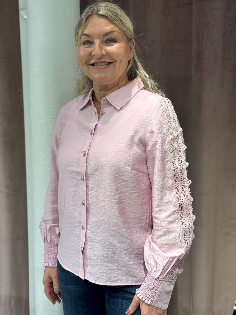 Blus med spetsband på ärmen rosa från Micha 2