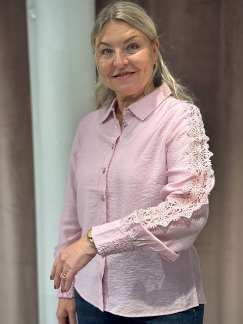 Blus med spetsband på ärmen rosa från Micha