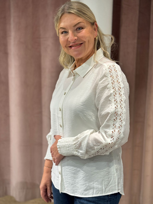 Blus med spetsband på ärmen cremevit från Micha 2