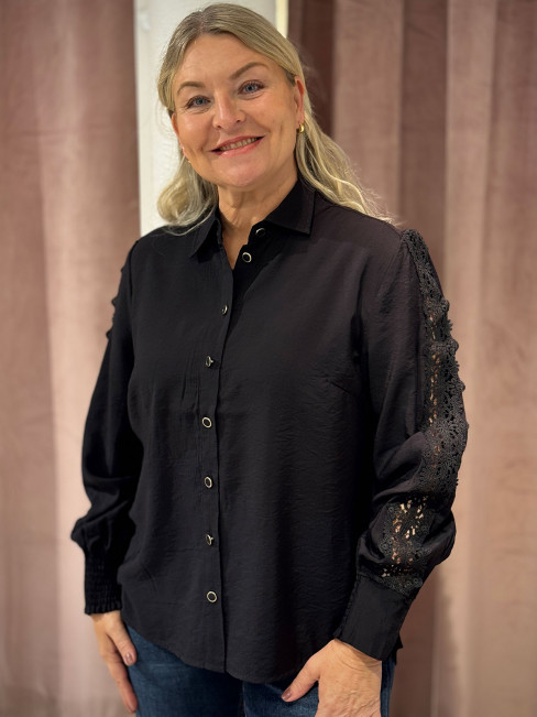 Blus med spetsband på ärmen svart från Micha