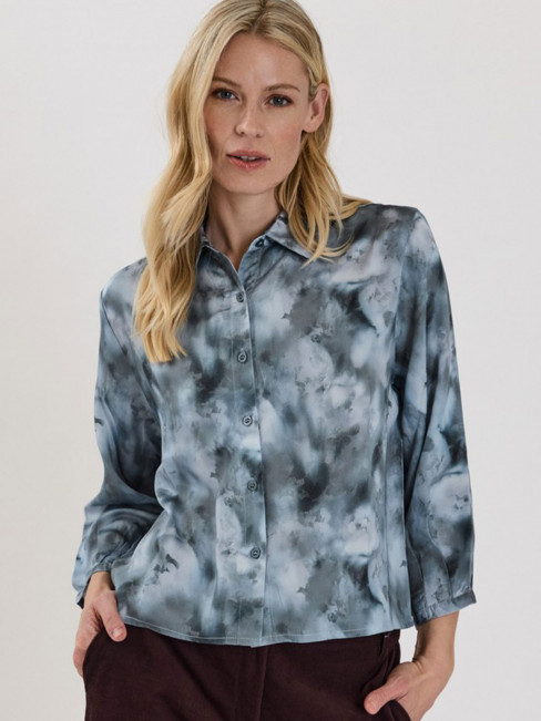 Satinblus Salome blå från Claire
