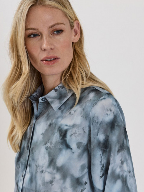 Satinblus Salome blå från Claire 2