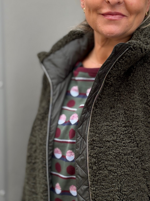 Fuskpälskappa Sarah mörk buteljgrön från Milo 2