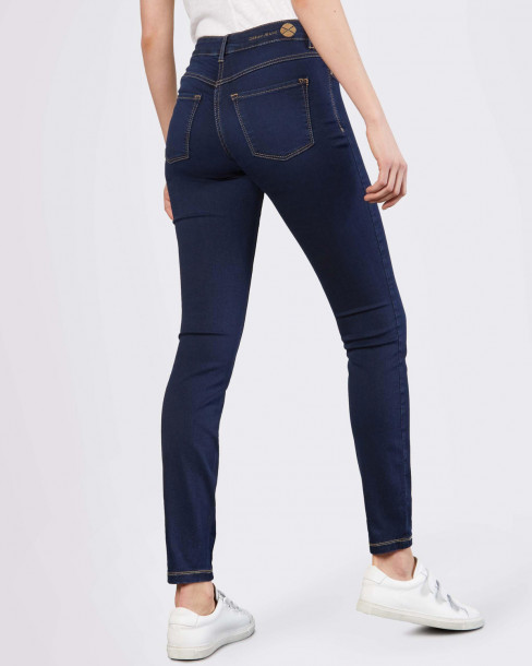 Jeans Dream Skinny från MAC på modell framifrån. 2