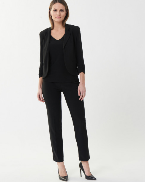 Snygg kavaj av kortare modell i skön stretch från Joseph Ribkoff. 2